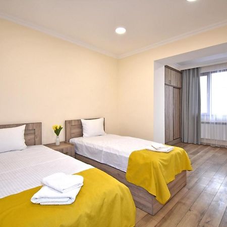 2 Bedroom Apartment, Quiet And Spacious Yerevan Luaran gambar