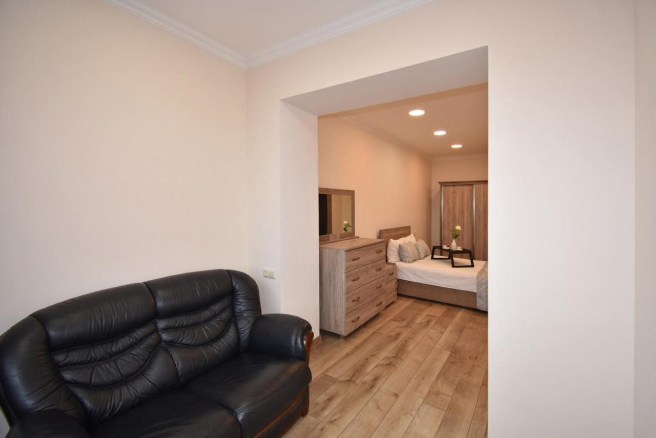 2 Bedroom Apartment, Quiet And Spacious Yerevan Luaran gambar