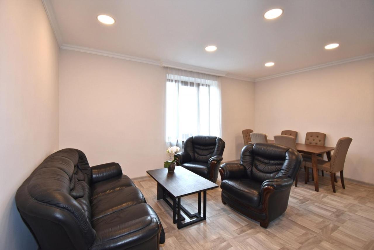 2 Bedroom Apartment, Quiet And Spacious Yerevan Luaran gambar