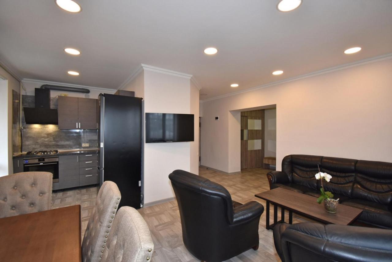 2 Bedroom Apartment, Quiet And Spacious Yerevan Luaran gambar